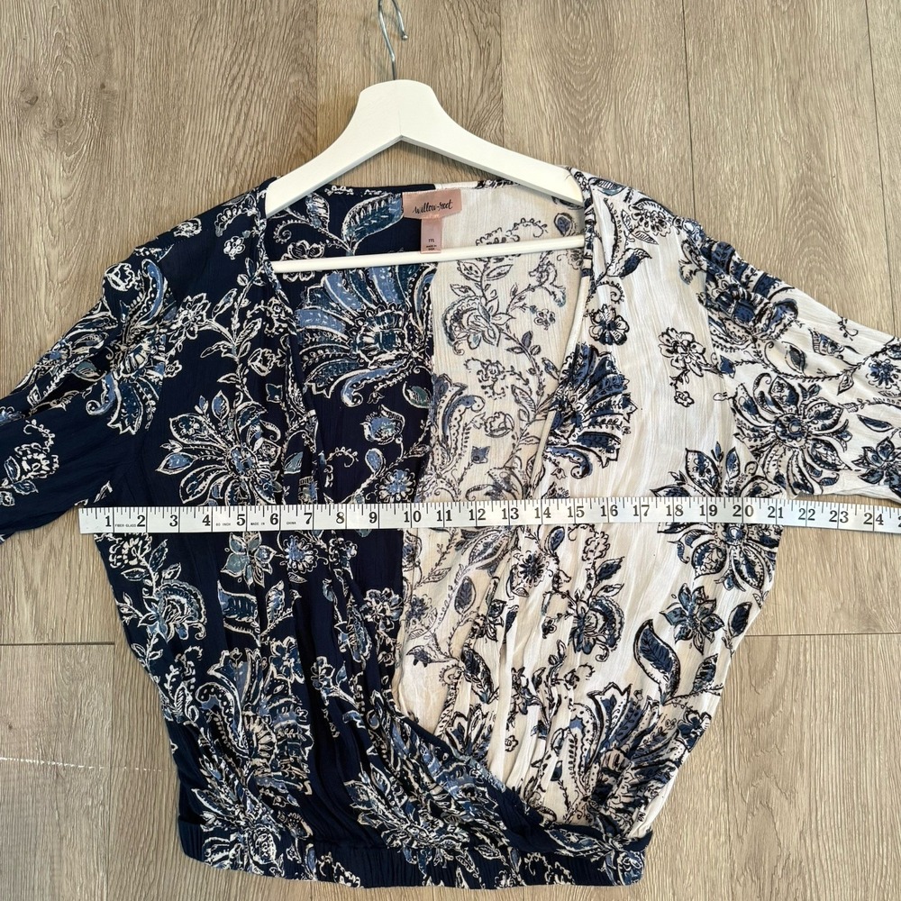 Willow & Root Juniors Medium Two Tone‎ Long Belle Sleeve Floral Top Blue White - Picture 7 of 9